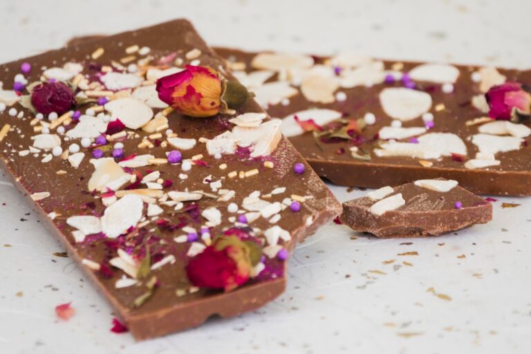 dried-fruits-rose-petals-eaten-chocolate-bar (1)